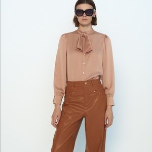 Zara BLOUSE FLUIDE À NOEUD Champagne Rose gold bow tie pearl button up M